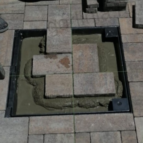 Кладка брусчатки в полость крышки заполняемого люка под тротуарную плитку